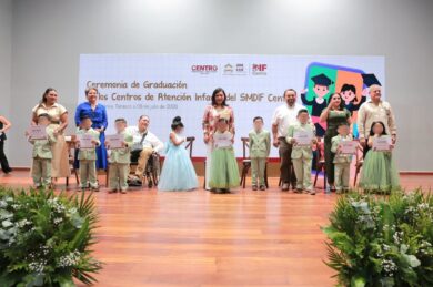 Yolanda Osuna Huerta durante la graduación de 83 niñas y niños de los Centros de Atención Infantil del DIF Centro en Villahermosa, Tabasco.