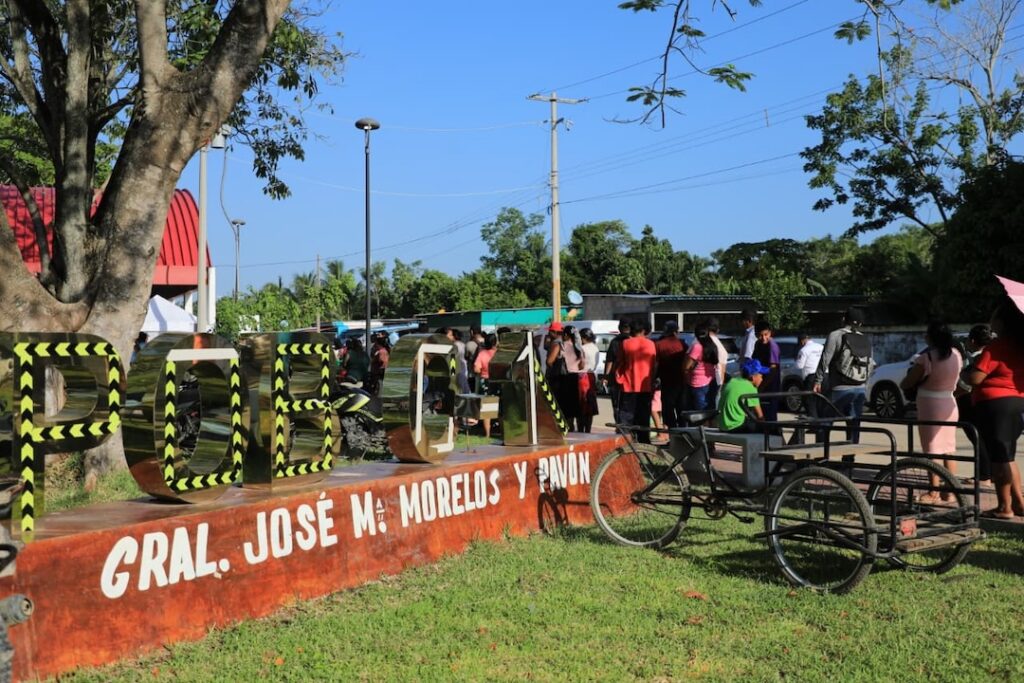Habitantes esperan atención gubernamental en el parque central del poblado C-11 de Cárdenas