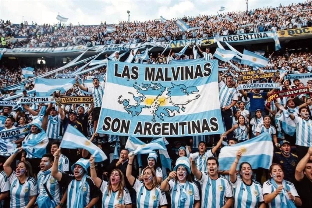 xAficionados de Argentina despliegan una manta con la leyenda Las Malvinas son argentinas en las gradas de un estadio del Mundial