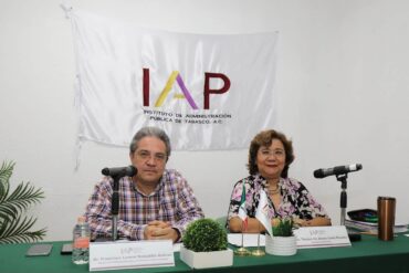 Estudiantes de la Maestría en Derecho para la Administración Pública del IAP Tabasco participan en una jornada de Derecho Parlamentario con especialistas de México y Argentina.