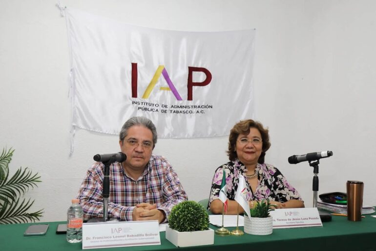 Estudiantes de la Maestría en Derecho para la Administración Pública del IAP Tabasco participan en una jornada de Derecho Parlamentario con especialistas de México y Argentina.