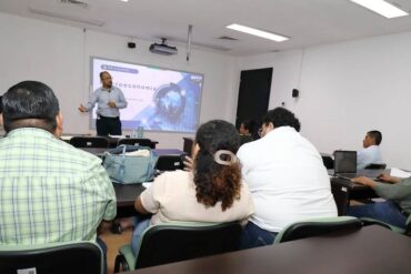 Estudiantes de la Licenciatura en Administración Pública y Gobierno durante la clase de Macroeconomía impartida por el Dr. José Abel Ordaz Gutiérrez en el IAP Tabasco.
