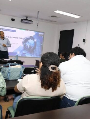 Estudiantes de la Licenciatura en Administración Pública y Gobierno durante la clase de Macroeconomía impartida por el Dr. José Abel Ordaz Gutiérrez en el IAP Tabasco.