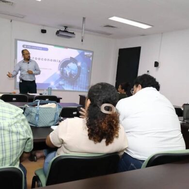 Estudiantes de la Licenciatura en Administración Pública y Gobierno durante la clase de Macroeconomía impartida por el Dr. José Abel Ordaz Gutiérrez en el IAP Tabasco.