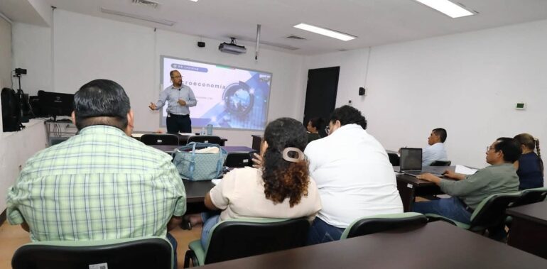 Estudiantes de la Licenciatura en Administración Pública y Gobierno durante la clase de Macroeconomía impartida por el Dr. José Abel Ordaz Gutiérrez en el IAP Tabasco.