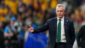 Javier Aguirre gesticula desde la banca durante un partido de la Selección Mexicana en el Mundial 2026