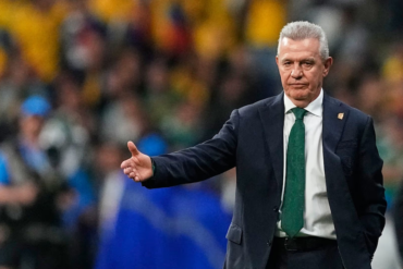 Javier Aguirre gesticula desde la banca durante un partido de la Selección Mexicana en el Mundial 2026