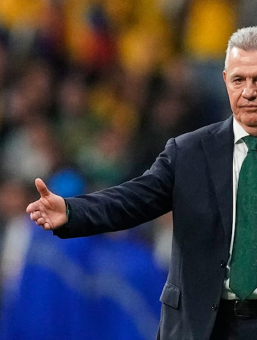 Javier Aguirre gesticula desde la banca durante un partido de la Selección Mexicana en el Mundial 2026