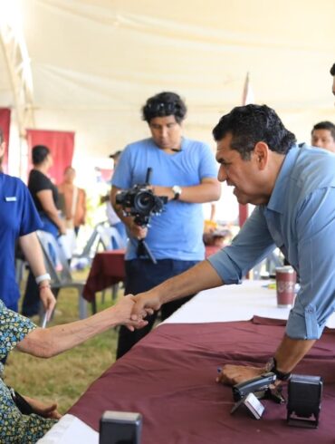 Javier May saluda a una adulta mayor durante la Jornada de Atención al Pueblo en Comalcalco