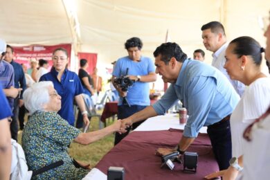 Javier May saluda a una adulta mayor durante la Jornada de Atención al Pueblo en Comalcalco