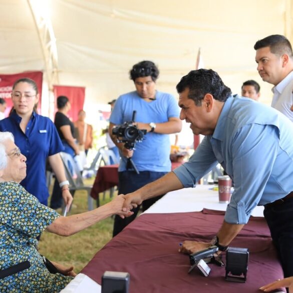 Javier May saluda a una adulta mayor durante la Jornada de Atención al Pueblo en Comalcalco