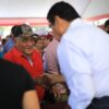 Javier May saluda a un habitante durante la Jornada de Atención al Pueblo en el poblado C-11