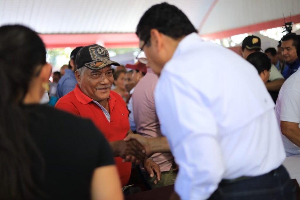 Javier May saluda a un habitante durante la Jornada de Atención al Pueblo en el poblado C-11