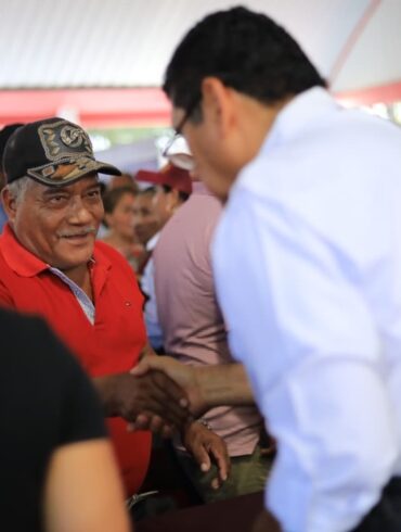 Javier May saluda a un habitante durante la Jornada de Atención al Pueblo en el poblado C-11