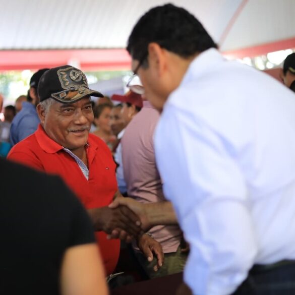 Javier May saluda a un habitante durante la Jornada de Atención al Pueblo en el poblado C-11