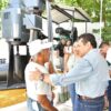 Javier May saluda a un vecino junto al equipo rehabilitado del cárcamo de bombeo de la colonia Belén