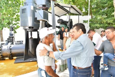 Javier May saluda a un vecino junto al equipo rehabilitado del cárcamo de bombeo de la colonia Belén