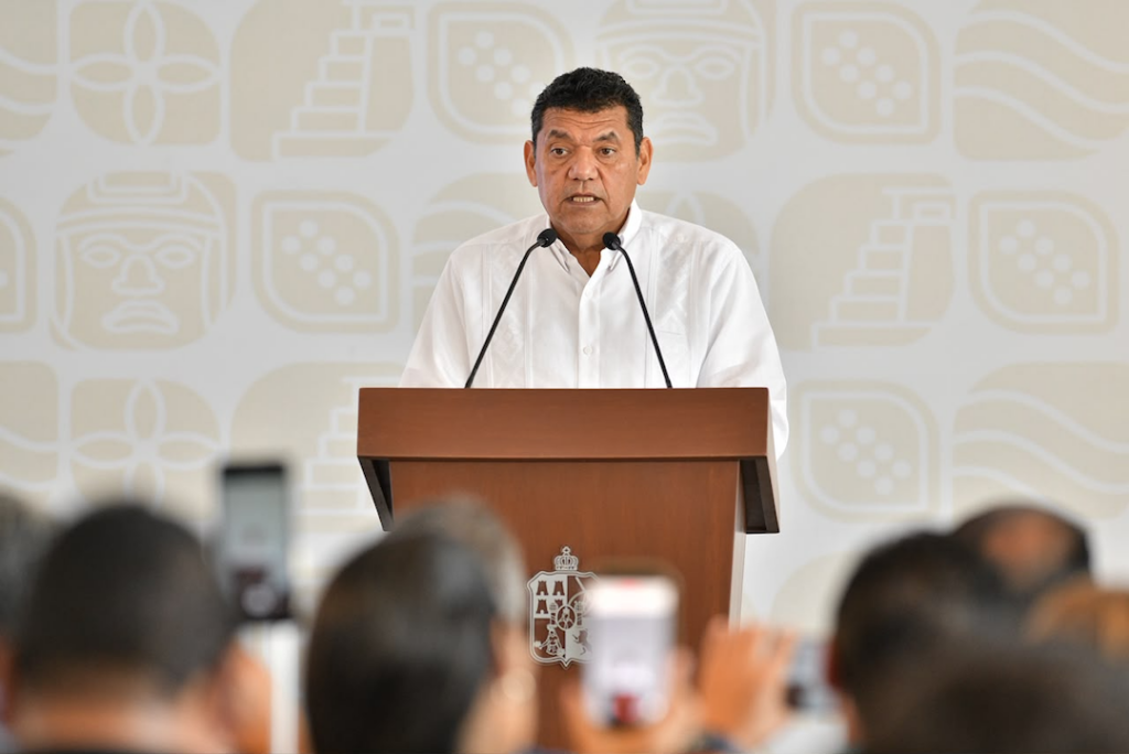 El gobernador Javier May Rodríguez habla desde un podio durante la conferencia de prensa en la que acusó un negocio ilícito en el predio del Food Park