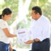 Javier May entrega una constancia de Pescando Vida a una mujer ostricultora de Cárdenas