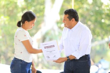 Javier May entrega una constancia de Pescando Vida a una mujer ostricultora de Cárdenas