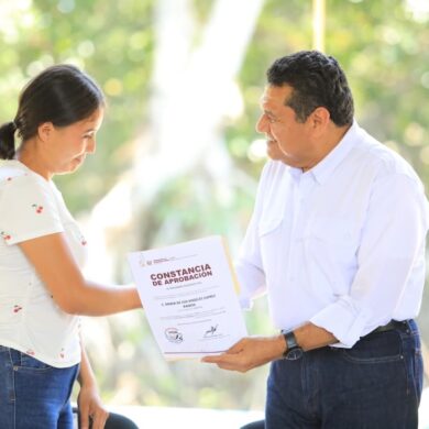 Javier May entrega una constancia de Pescando Vida a una mujer ostricultora de Cárdenas