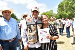 Javier May entrega una constancia del Crédito Ganadero a una productora de Nacajuca