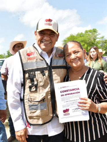 Javier May entrega una constancia del Crédito Ganadero a una productora de Nacajuca