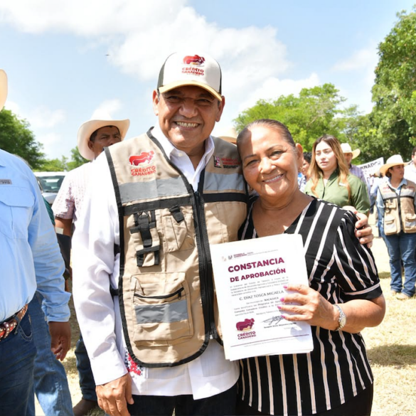 Javier May entrega una constancia del Crédito Ganadero a una productora de Nacajuca