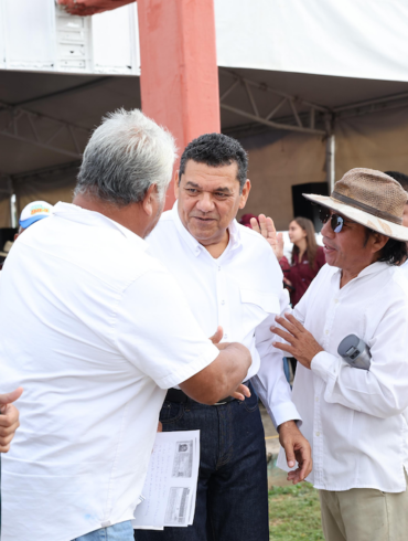 Javier May dialoga con habitantes durante la Jornada de Atención en Buenavista, Centro