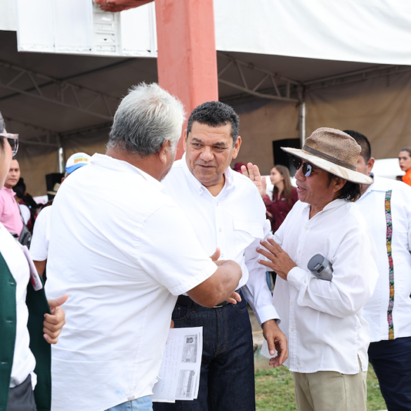 Javier May dialoga con habitantes durante la Jornada de Atención en Buenavista, Centro