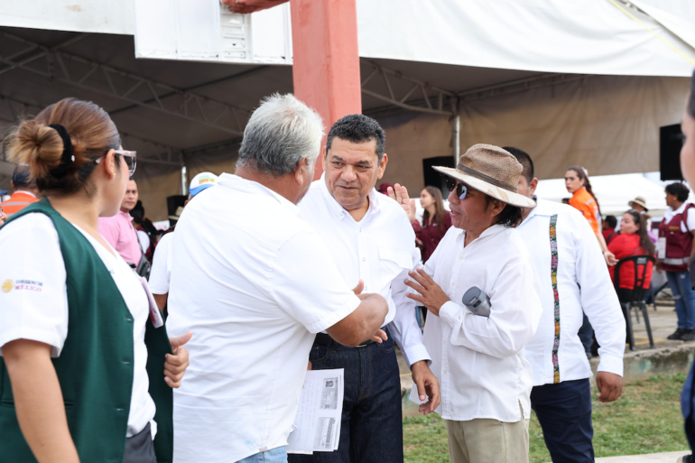 Javier May dialoga con habitantes durante la Jornada de Atención en Buenavista, Centro