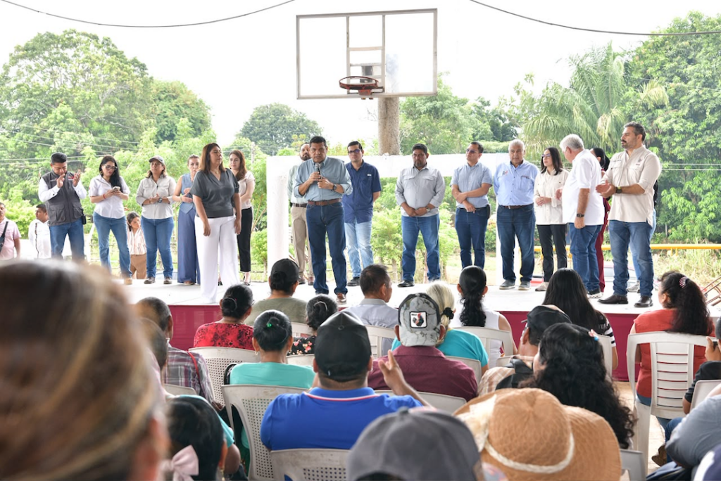 Javier May encabeza una Jornada de Atención al Pueblo ante habitantes de Huimanguillo