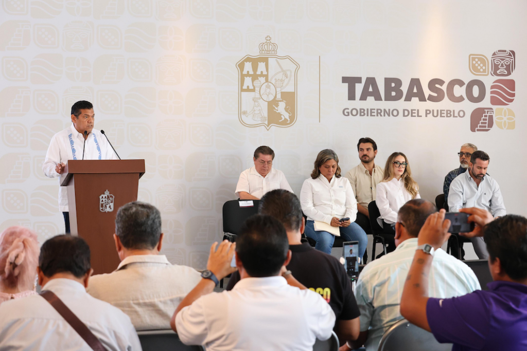 Javier May Rodríguez durante la conferencia en la que explicó el proceso de licitación y los avances del proyecto Villahermosa 2030.