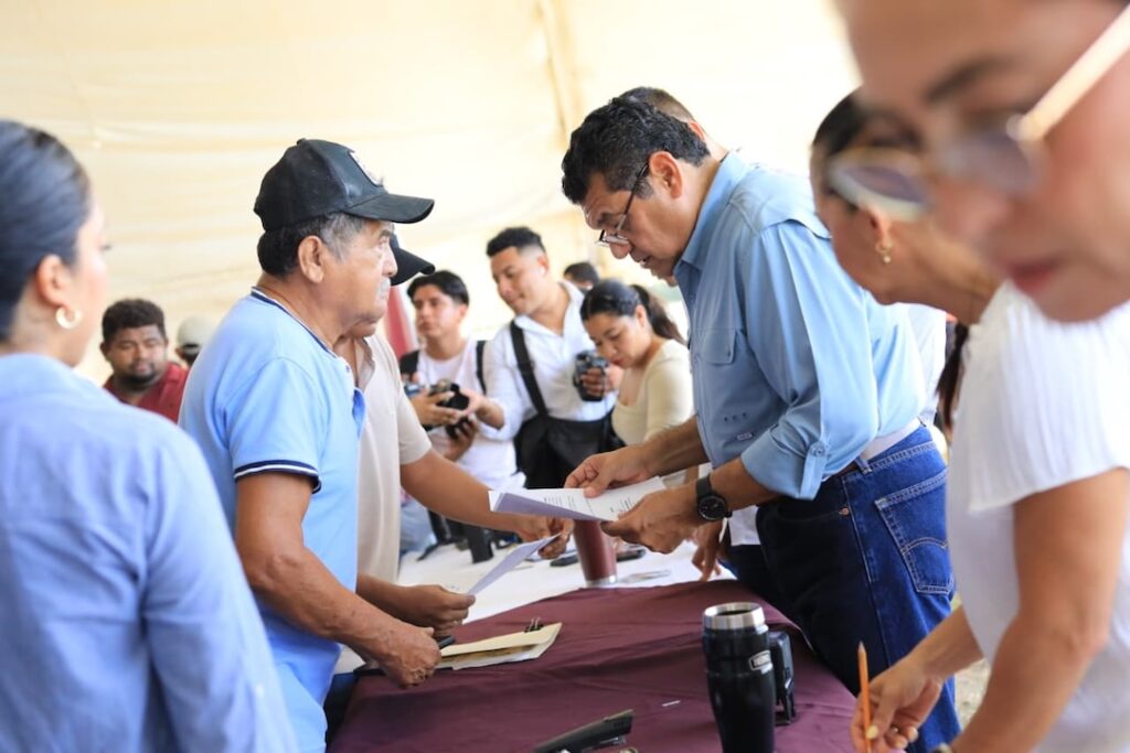 Javier May revisa una petición ciudadana durante la jornada territorial en Independencia primera sección