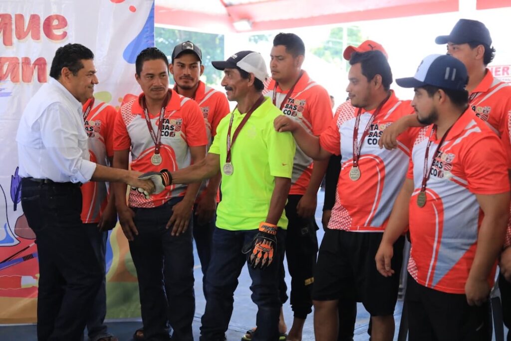 Javier May saluda a deportistas reconocidos durante una actividad realizada en Cárdenas