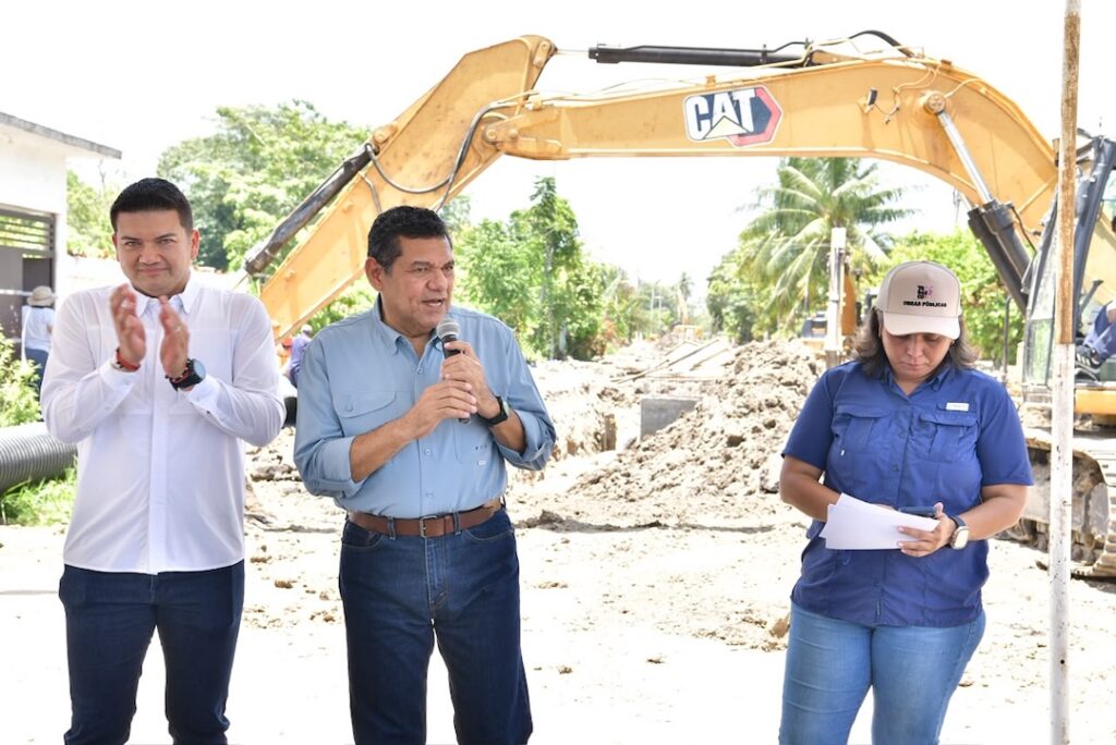 Javier May informa sobre la reconstrucción de la calle Lino Merino frente a maquinaria pesada en Chichicapa