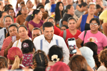Javier May camina entre beneficiarias de Tandas para la Mujer y Pescando Vida en Centro