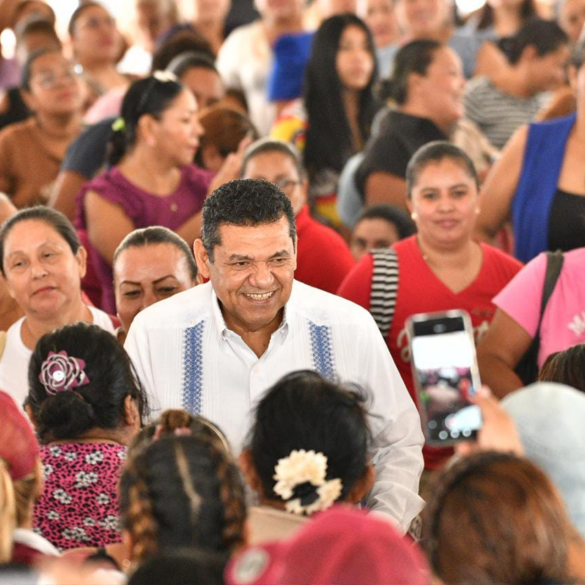 Javier May camina entre beneficiarias de Tandas para la Mujer y Pescando Vida en Centro