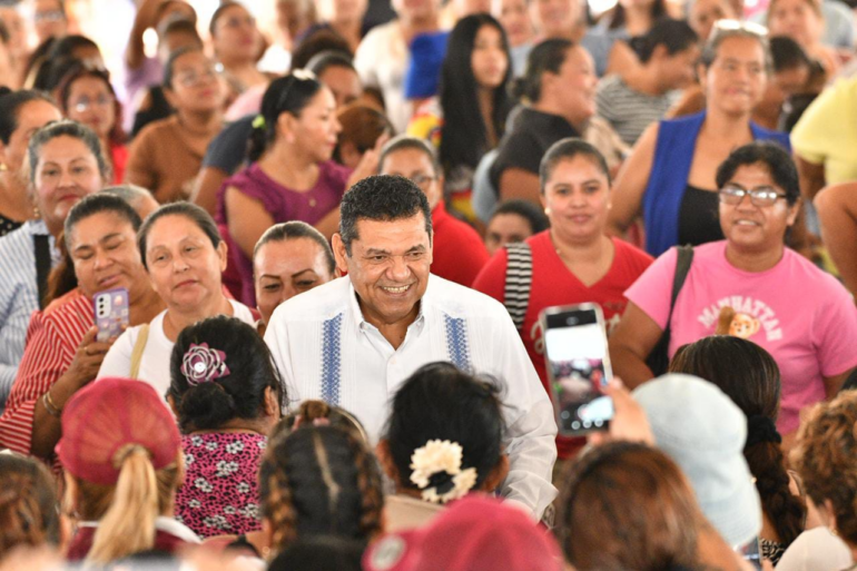Javier May camina entre beneficiarias de Tandas para la Mujer y Pescando Vida en Centro