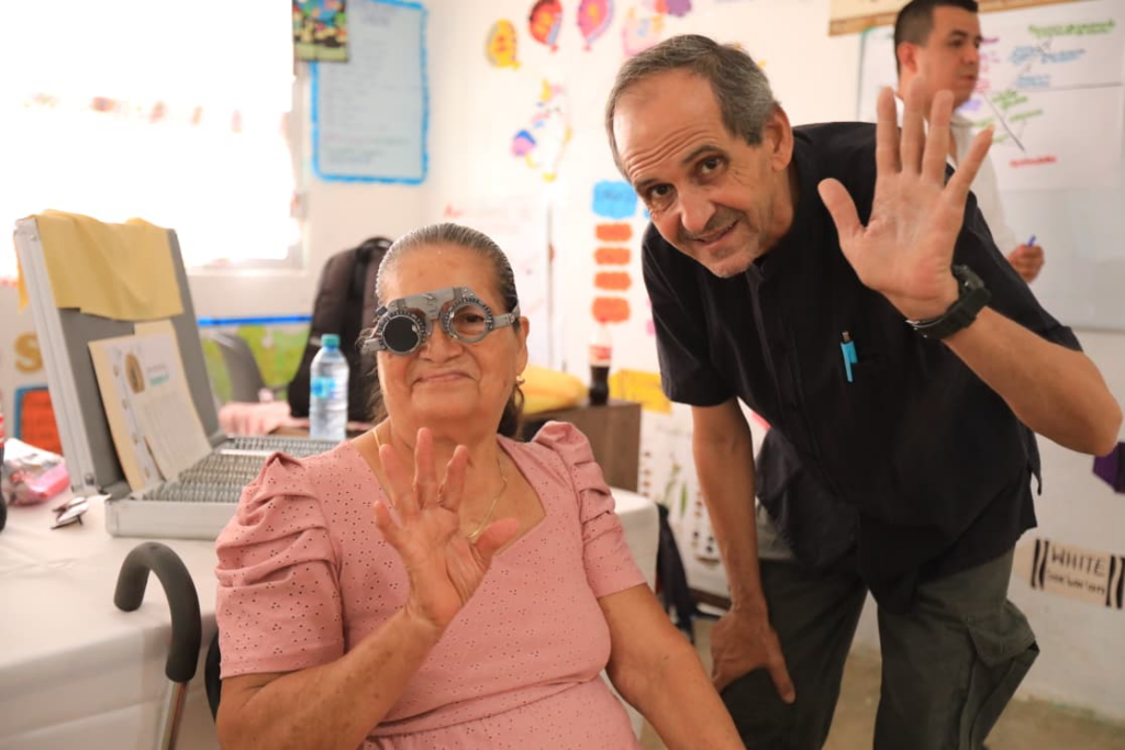 Adulta mayor recibe revisión de la vista durante la Jornada de Atención al Pueblo en Tenosique
