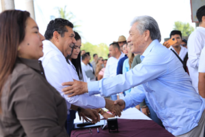 Saludo entre autoridades y habitantes durante la Jornada de Atención al Pueblo en Tenosique