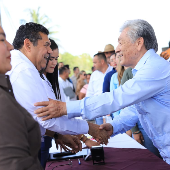 Saludo entre autoridades y habitantes durante la Jornada de Atención al Pueblo en Tenosique