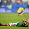 Miguel Layún se tapa la cara tumbado en el césped después de la derrota de México ante Inglaterra.
