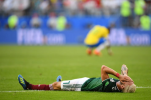 Miguel Layún se tapa la cara tumbado en el césped después de la derrota de México ante Inglaterra.