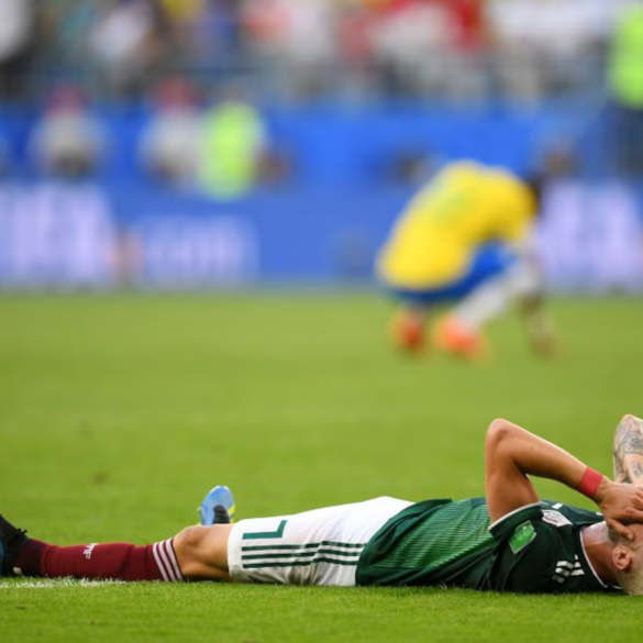 Miguel Layún se tapa la cara tumbado en el césped después de la derrota de México ante Inglaterra.