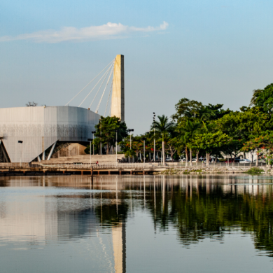 Vista panorámica de la Laguna de las Ilusiones en Villahermosa, Tabasco, uno de los humedales urbanos más importantes del sureste de México.