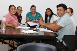 Estudiantes de la Licenciatura en Gestión del Desarrollo Familiar y Comunitario durante una sesión académica en el Instituto de Administración Pública de Tabasco.
