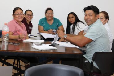 Estudiantes de la Licenciatura en Gestión del Desarrollo Familiar y Comunitario durante una sesión académica en el Instituto de Administración Pública de Tabasco.