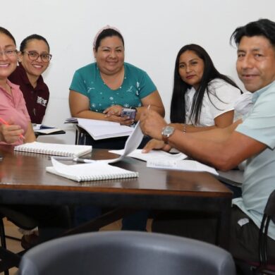Estudiantes de la Licenciatura en Gestión del Desarrollo Familiar y Comunitario durante una sesión académica en el Instituto de Administración Pública de Tabasco.