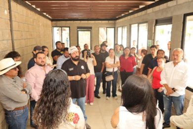 Locatarios de La Antojería recorren uno de los espacios disponibles en el Parque Tabasco